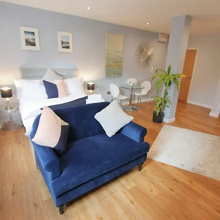 Street アパート ブリストル